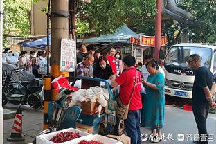 记者：皇马对于市场上的中卫人选都不满意，预计不会有新援加盟